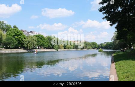 Berlin, Deutschland, 26. Juni 2023, Blick über den Landwehrkanal am Urbanhafen in Richtung Fraenkelufer Stockfoto