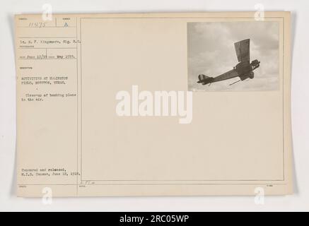 Nahaufnahme eines Bombenflugzeugs in der Luft in Ellington Field, Houston, Texas. Das Flugzeug ist in Bewegung, was auf eine aktive militärische Aktivität hindeutet. Das Bild wurde im Mai 1918 aufgenommen und zensiert und vom M.I.B. veröffentlicht Zensor am 12. Juni 1918. LT. H. P. Kingamore und Sig. R.C. werden als Themen erwähnt. Stockfoto