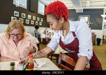 Atlanta Georgia, Mary Mac's Tea Room Restaurant, innen innen, Tische, Gäste, Abendessen, schwarze afroamerikanische Frau, Kellnerin, hel Stockfoto