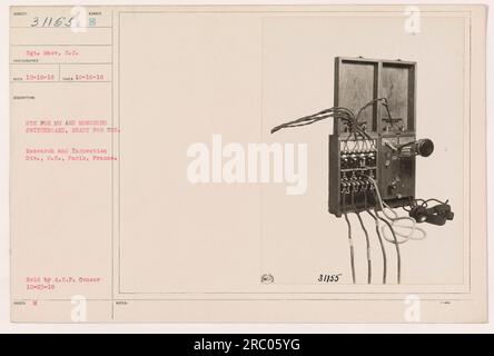 US Army Sgt. Mace zeigt die Einrichtung eines OTS (Operator's Telephone Set) für MS (Message Service) und Monokabel-Schalttafel im Ersten Weltkrieg. Dieses Gerät wird für den Einsatz in der Forschungs- und Inspektionsabteilung in Paris, Frankreich, vorbereitet. Bild aufgenommen am 10. Oktober 1918. Stockfoto