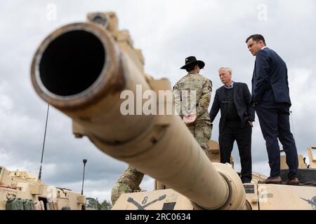 Pabrade, Litauen. 10. Juli 2023. USA Soldaten der 1. Kavalleriedivision, erklärten Senator Angus King aus Maine, I-ME, die Fähigkeiten des M1A2 Abrams-Kampfpanzers während eines Besuchs der Delegation des Kongresses im Pabrade-Trainingsgelände am 10. Juli 2023 in Pabrade, Litauen. Der Besuch findet im Zusammenhang mit dem NATO-Gipfel im nahe gelegenen Vilnius statt. Kredit: SSGT. Oscar Gollaz/US Marines Photo/Alamy Live News Stockfoto