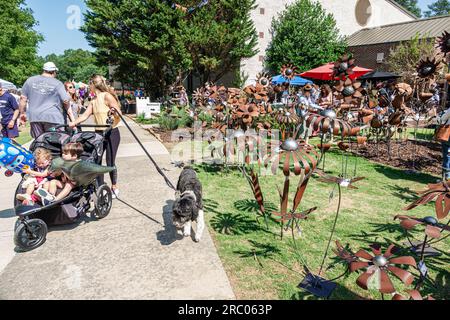 Alpharetta Atlanta Georgia, Alpharetta Arts Streetfest, Kunsthandwerksfestival, jährliche Veranstaltung, Hundehändler für Familien, Metallskulpturen Stockfoto