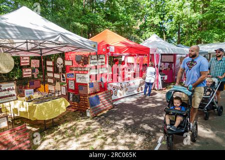 Alpharetta Atlanta Georgia, Alpharetta Arts Streetfest, Kunsthandwerksfestival, jährliche Veranstaltung, Zelte, Stände, Verkäufer, Familie Stockfoto