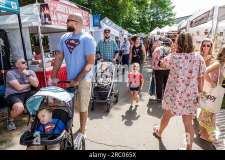 Alpharetta Atlanta Georgia, Alpharetta Arts Streetfest, Kunsthandwerksfestival jährliche Veranstaltung, Zelte Stände Verkäufer Stände, Familie, Vater schiebt Kinderwagen Stockfoto