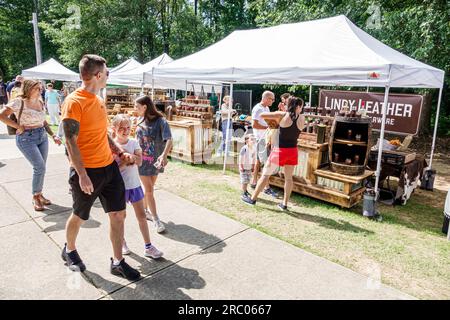 Alpharetta Atlanta Georgia, Alpharetta Arts Streetfest, Kunsthandwerksfestival, jährliche Veranstaltung, Zelte Stände, Verkäufer Familie Stockfoto