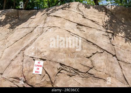 Roswell Atlanta Georgia, Vickery Creek Old Mill Park, allgemeine Warnung, dass man nicht auf die Wand klettern darf Stockfoto