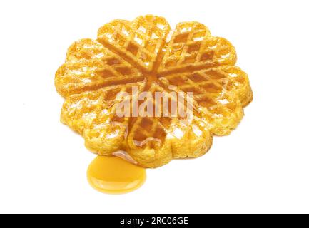 Sirup verschüttet auf herzförmige belgische Waffel isoliert auf weißem Hintergrund Stockfoto