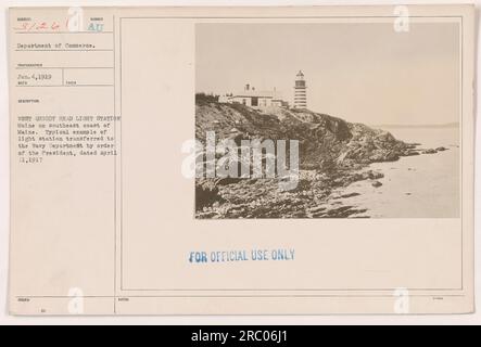 Foto des Handelsministeriums, aufgenommen am 4. Januar 1919, mit der West Quoddy Head Light Station in Maine. Dieser Leuchtturm wurde im April 1917 auf Anordnung des Präsidenten in das Navy Department verlegt. Das Bild ist mit „NUR FÜR OFFIZIELLE ZWECKE“ gekennzeichnet. Stockfoto