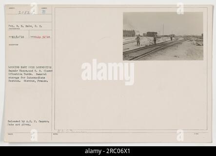 Bildunterschrift: Private W.H. Eele vom Signalkorps hat dieses Foto am 31. Juli 1918 in Gievres, Frankreich, aufgenommen. Das Bild zeigt einen Blick nach Osten über Lokomotivwerkstätten und E.B. Klassifizierungswerften, die als allgemeine Lagerhalle für die Zwischenabteilung dienten. Dieses Bild wurde vom A.E.F.-Zensor veröffentlicht, aber das genaue Datum ist unbekannt. (Foto von Pvt. W.H. Eele, Signalkorps. Bild mit freundlicher Genehmigung der M.A.O.trine Collection) Stockfoto