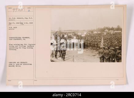 Truppen und zivile Arbeiter in Camp Humphreys, Virginia, versammeln sich am 6. Mai 1918 zu einer Fahnenheftungszeremonie. Dieses Foto zeigt die Baufortschritte, die während des Ersten Weltkriegs im Lager erzielt wurden Er wurde von Lieutenant E. M. deBerri gefangen genommen und am 3. Juni 1918 von der Historischen Abteilung W.P.D. freigelassen. Stockfoto