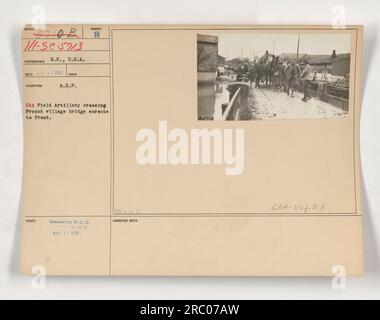 Soldaten der 6. Artillerie überqueren eine Brücke in einem französischen Dorf, auf dem Weg zur Front während des 1. Weltkriegs Datum des Fotos ist der 1. März 1918. Das Bild wurde von W.O.D.TV, SC veröffentlicht. Die Labornotizen enthalten die Identifikationsnummer 85718 GEA-1128-71,8. Stockfoto