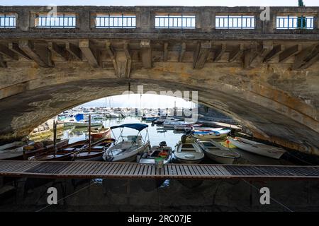 Opatija, Kroatien. 10. Juli 2023. Panoramablick auf Boote im Yachthafen der Stadt Stockfoto