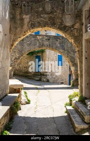 Fianona, Kroatien. 10. Juli 2023. Blick auf die alten Häuser in den Straßen des Dorfes Stockfoto