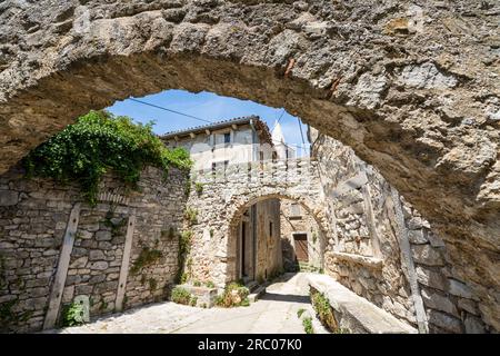 Fianona, Kroatien. 10. Juli 2023. Blick auf die alten Häuser in den Straßen des Dorfes Stockfoto