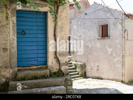 Fianona, Kroatien. 10. Juli 2023. Blick auf die alten Häuser in den Straßen des Dorfes Stockfoto