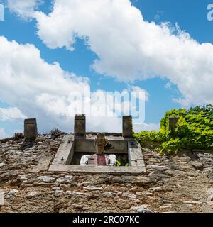 Fianona, Kroatien. 10. Juli 2023. Blick auf die alten Häuser in den Straßen des Dorfes Stockfoto