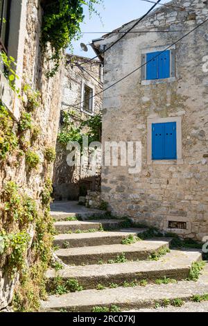 Fianona, Kroatien. 10. Juli 2023. Blick auf die alten Häuser in den Straßen des Dorfes Stockfoto