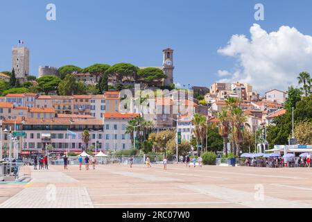 Cannes, Frankreich - 14. August 2018: An einem sonnigen Tag in der Sommersaison spazieren Touristen auf der Esplanade Pantiero in Cannes Stockfoto