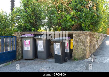 Opatija, Kroatien. 10. Juli 2023. Abfalleimer zur getrennten Abfallsammlung in einer Straße im Stadtzentrum Stockfoto