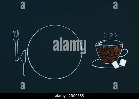 Tasse Kaffee, Teller, Gabel und Messer werden mit Kreide auf einem schwarzen Brett gezeichnet. Menü-Layout. Stockfoto