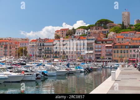 Cannes, Frankreich - 14. August 2018: Marina of Cannes an einem sonnigen Sommertag gehen gewöhnliche Menschen auf die Straße Stockfoto