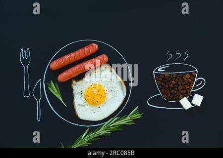 Klassisches Frühstück - Spiegeleier mit Würstchen und Kaffee. Die Gerichte werden mit Kreide auf einem schwarzen Brett gezeichnet. Stockfoto