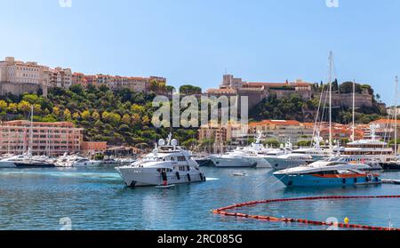 Monte Carlo, Monaco - 15. August 2018: Luxuriöse Motorboote und Yachten segeln auf dem Meer in Port Hercule von Monte Carlo Stockfoto