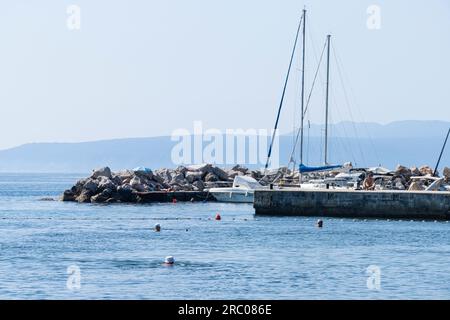 Opatija, Kroatien. 10. Juli 2023. Eingang des kleinen Yachthafens im Meer vor der Stadt Stockfoto