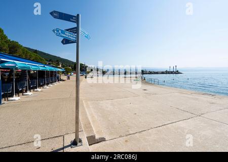 Opatija, Kroatien. 10. Juli 2023. Das Ufer vor der Stadt Stockfoto