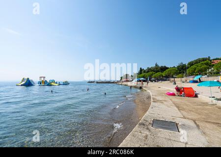 Opatija, Kroatien. 10. Juli 2023. Das Ufer vor der Stadt Stockfoto