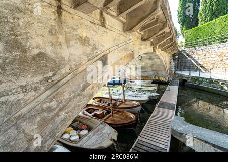 Opatija, Kroatien. 10. Juli 2023. Panoramablick auf Boote im Yachthafen der Stadt Stockfoto