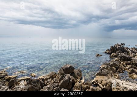 Opatija, Kroatien. 10. Juli 2023. Panoramablick auf die Felsen an der Küste Stockfoto