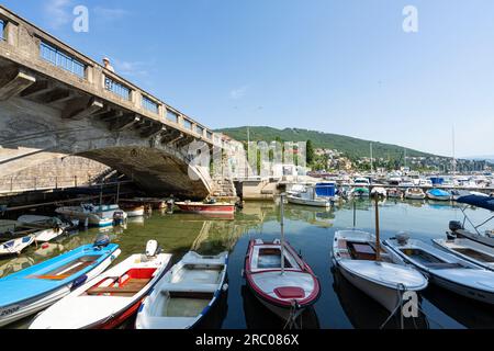 Opatija, Kroatien. 10. Juli 2023. Panoramablick auf Boote im Yachthafen der Stadt Stockfoto