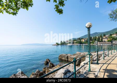 Opatija, Kroatien. 10. Juli 2023. Panoramablick auf die Uferpromenade der Stadt Stockfoto