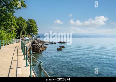 Opatija, Kroatien. 10. Juli 2023. Panoramablick auf die Uferpromenade der Stadt Stockfoto