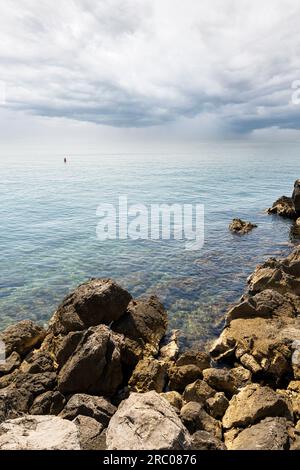 Opatija, Kroatien. 10. Juli 2023. Panoramablick auf die Felsen an der Küste Stockfoto