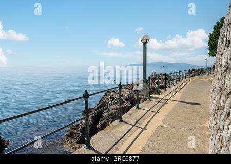 Opatija, Kroatien. 10. Juli 2023. Panoramablick auf die Uferpromenade der Stadt Stockfoto