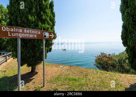 Opatija, Kroatien. 10. Juli 2023. Panoramablick auf die Promenade Obalna setnica Stockfoto