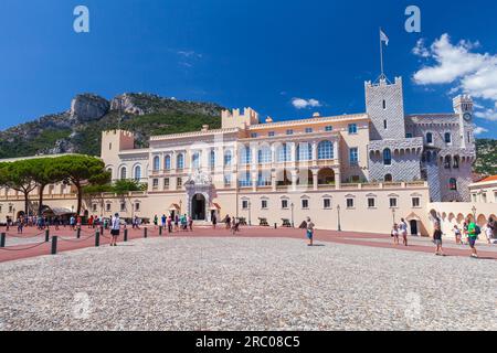 Monte Carlo, Monaco - 15. August 2018: Der Prinzenpalast von Monaco in Monaco-Ville, Touristen gehen die Straße entlang Stockfoto