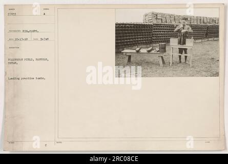 Soldaten am Ellington Field in Houston, Texas, werden hier mit Bomben gelandet. Das Foto wurde von einem Fotografen des Signalkorps aufgenommen und erhielt die Identifikationsnummer 27833. Dieses Bild wurde am 17. Oktober 1918 empfangen und erscheint in den offiziellen Aufzeichnungen. Die Überschrift enthält auch zusätzliche technische Anmerkungen von Porter. Stockfoto