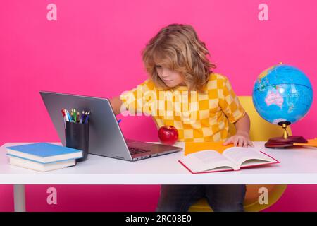 Schüler lernen im Unterricht Englisch in der Schule. Grundschulkind. Porträt des lustigen Lernens. Stockfoto