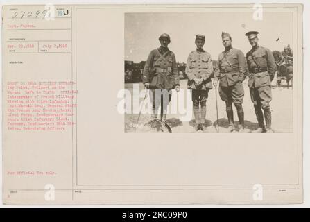 Captain Parsons und eine Gruppe Offiziere der 26. Division am Gefangenenlager in Trilport auf der Marne im Ersten Weltkrieg Von links nach rechts sehen Sie den offiziellen Dolmetscher der französischen Militärmission mit der 101. Infanterie, Captain Marcal Roux aus dem 6. Französischen Hauptquartier von General Starr, Lieutenant Foran von der Hauptquartier-Kompanie, 101. Infanterie, und Lieutenant Parsons, den Detraining Officer von Hauptquartier 26. Division." Stockfoto