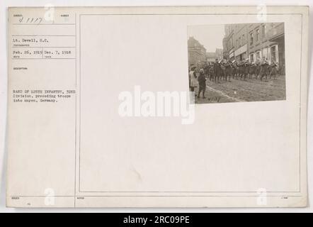 Soldaten der 125. Infanterie, 32. Division, kommen in Mayen. Dieses Foto wurde am 26. Februar 1919 von LT. Dewell aufgenommen. Stockfoto