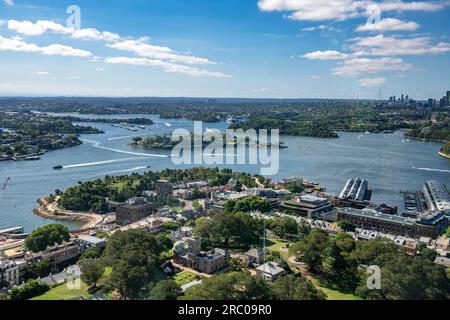 Blick auf den Hafen von Sydney mit Blick auf den Nordwesten mit Garden Island und dem historischen Rocks District im Vordergrund Stockfoto
