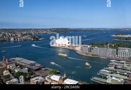 Blick auf den Hafen von Sydney mit Circular Quay und Opernhaus im Vordergrund Australiens Stockfoto