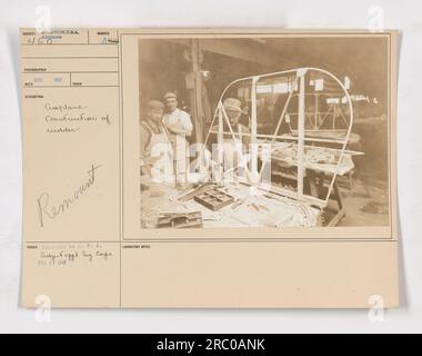 Bild eines Flugtrainings im Ersten Weltkrieg. Das Foto zeigt den Bau eines Ruders in einem Flugzeug. Das Bild wurde im Dezember 1917 aufgenommen und zeigt die technischen Aspekte der Flugzeugherstellung während des Krieges. Das Bild mit der Nummer 111-SC-460 wurde an den Ausschuss für Öffentliche Information herausgegeben. Stockfoto