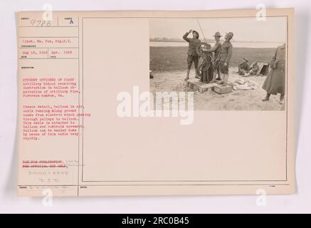 Studenten-Offiziere der Coast Artillery School erhalten Unterricht in Ballonbeobachtung von Artilleriefeuer in Festung Monroe, Virginia. Das Foto zeigt die Riemenscheibe mit dem Ballon in der Luft und einem Kabel, das am Boden entlang verläuft. Das Kabel, das am Ballon befestigt ist, steuert seine Bewegung und kann schnell nach unten gezogen werden. Das Foto wurde am 18. Mai 1918 von Lieutenant William Fox vom Signalkorps gemacht. Nicht zur Veröffentlichung oder amtlichen Verwendung. Stockfoto