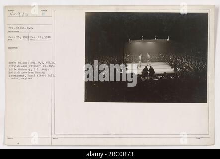 Soldiers Sgt. F.T. Wells von der britischen Armee und Sergeant Eddie McGoorty aus den USA Die Armee tritt während des British American Boxturnier in der Royal Albert Hall in London, England, in einem Boxkampf gegeneinander an. Das Spiel fand am 12. Dezember 1918 statt, und dieses Foto wurde am 26. Februar 1919 aufgenommen. Sgt. F.T. Wells gewann die Schwergewichtskategorie des Turniers. Das Bild hat die Identifikationsnummer 111-SC-40945, mit einem Subjekt namens Pvt. Kelly, S.C. und der Fotograf ist unbekannt. Stockfoto