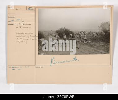 US-Marines in Frankreich im Ersten Weltkrieg. Französische Soldaten werden beim Bau von Gräben in einem Marine-Trainingslager gesehen. Dieses Bild wurde 1918 vom Fotografen Rich WAN1 aufgenommen und hat die Nummer 111-SC-2131. Das Foto zeigt die Zusammenarbeit zwischen amerikanischen und französischen Streitkräften während des Krieges. Stockfoto