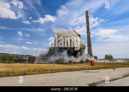 Kiel, Deutschland. 11. Juli 2023. Während der Explosion des ehemaligen Kesselhauses auf dem Gelände des Kraftwerks Kiel steigt eine Rauch- und Staubwolke in den Himmel. Nach zwei Explosionsversuchen wurde das Gebäude nicht vollständig zerstört. Kredit: Axel Heimken/dpa/Alamy Live News Stockfoto